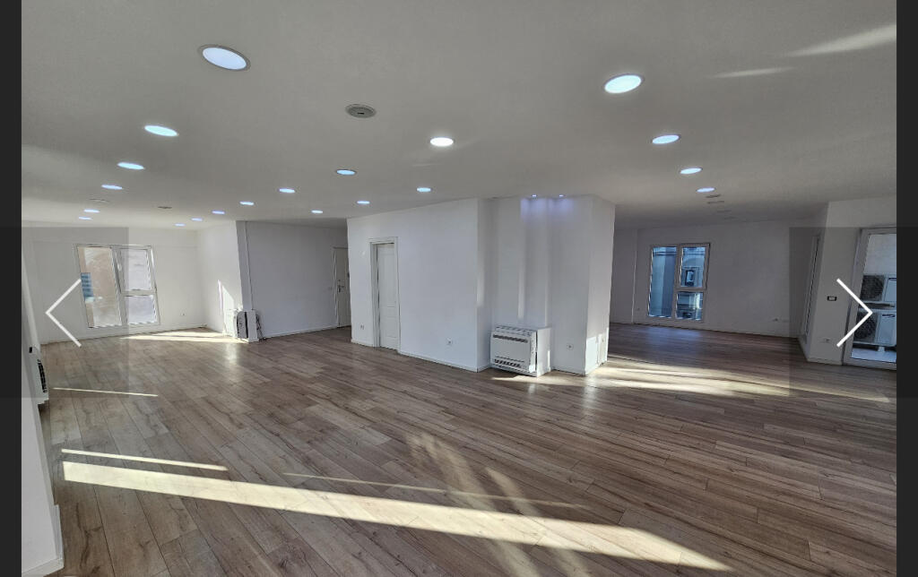 Jepet super zyre open space tek rr Elbasanit 