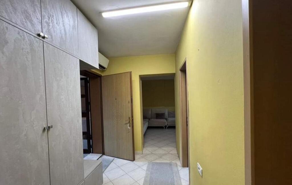 A 2+1 apartment is available for rent near the former Durresi restaurant.