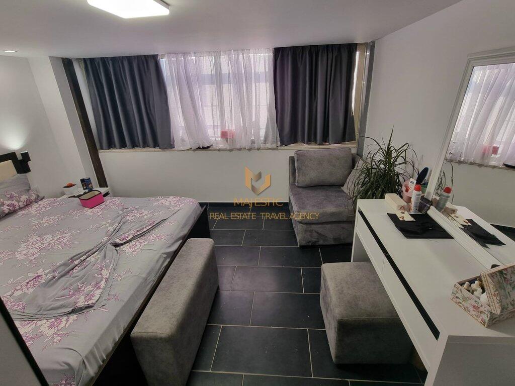 Vendesi unità convertita in appartamento di tipo duplex (2+1) in via Eduard Mano (alla fine della strada).