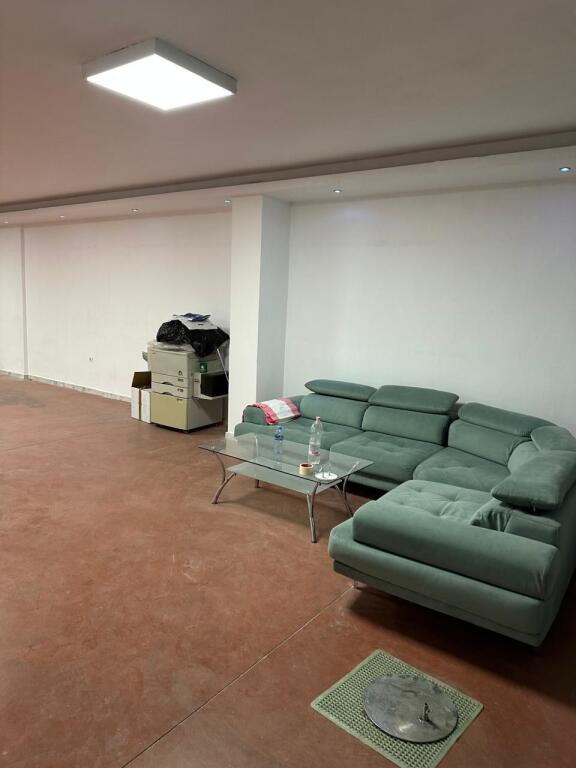 Jepet magazine 450 m2 me qera tek rr Jordan Misja