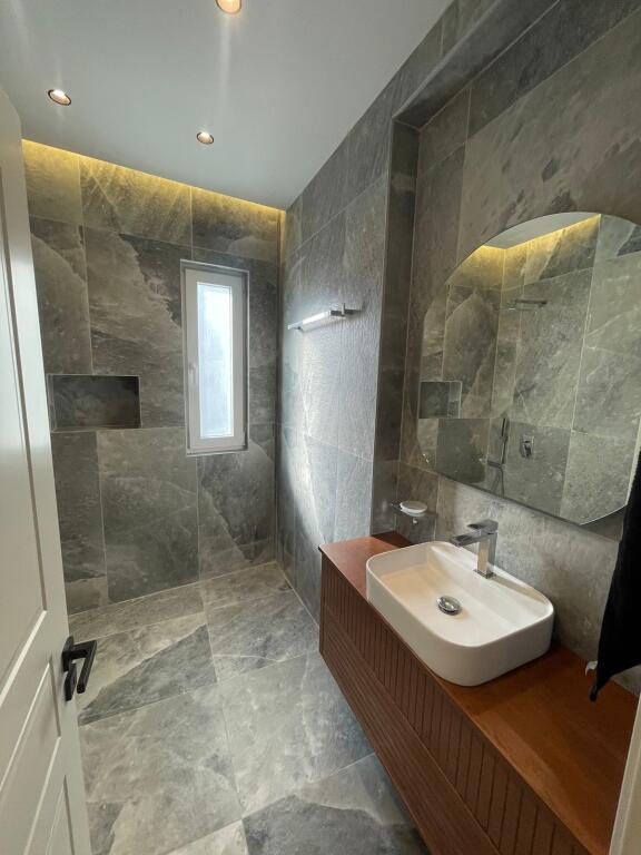 Jepet me qira 2+1+2 poste parkimi RIVERSIDE ASTIR 900€