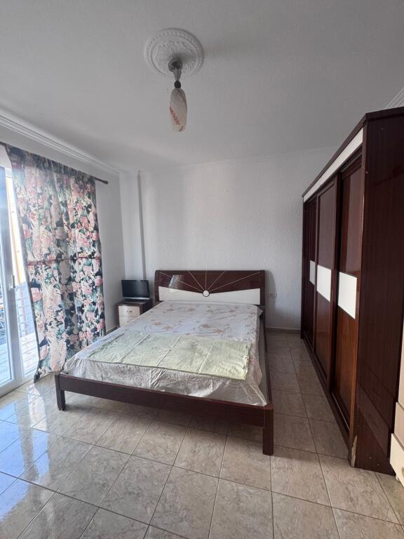 Affittasi appartamento 1+1, via 5 Maggio vicino a Big Market 350 mila lekë.