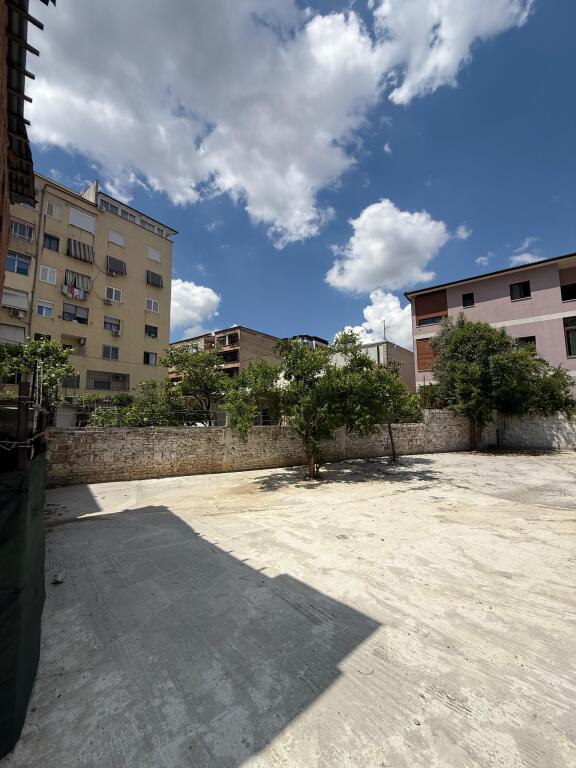 A private house with a yard is for rent in Don Bosko 15 Pakime, for offices.