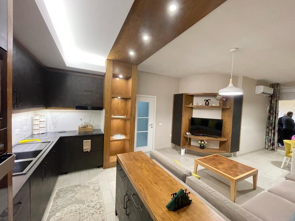 Apartament 2+1 me qira Komuna e Parisit 