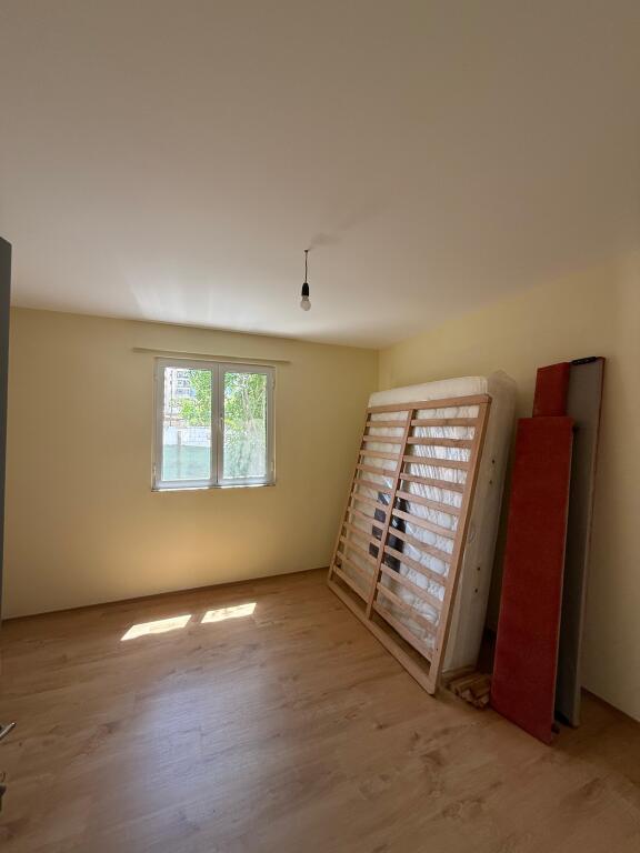 A private house with a yard is for rent in Don Bosko 15 Pakime, for offices.