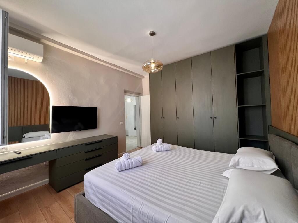 Jepet me qira, Apartament 2+1+ballkon, pranë ” Pazarit të Ri ”-Tiranë.