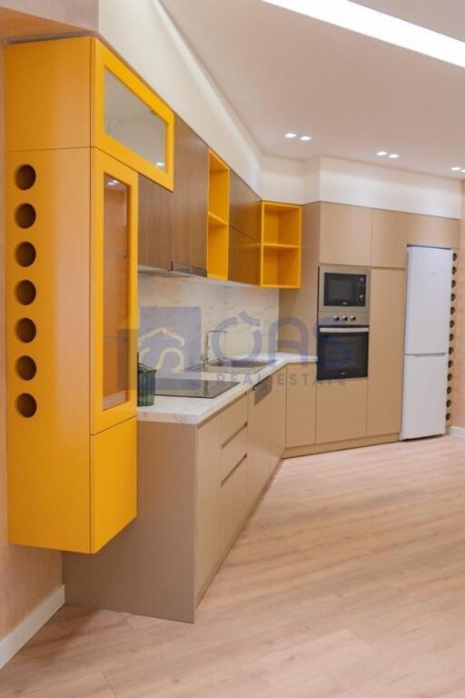 A 2+1 apartment is available at Kodra e Diellit. 900 euros.