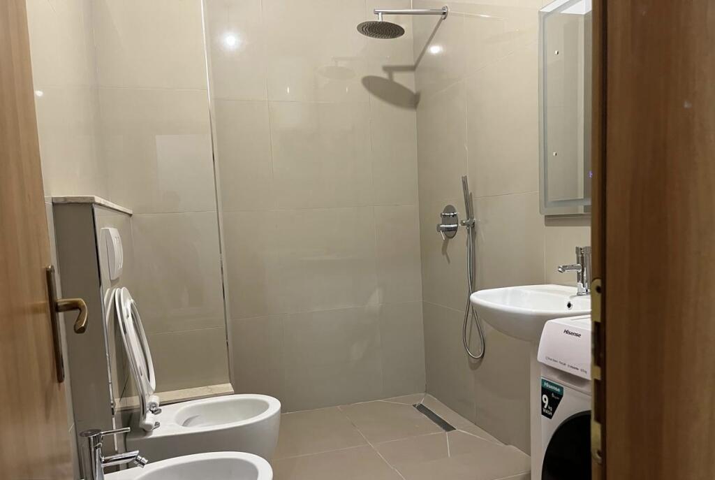 Jepet apartament 2+1+2 me qera tek Liqeni thate 