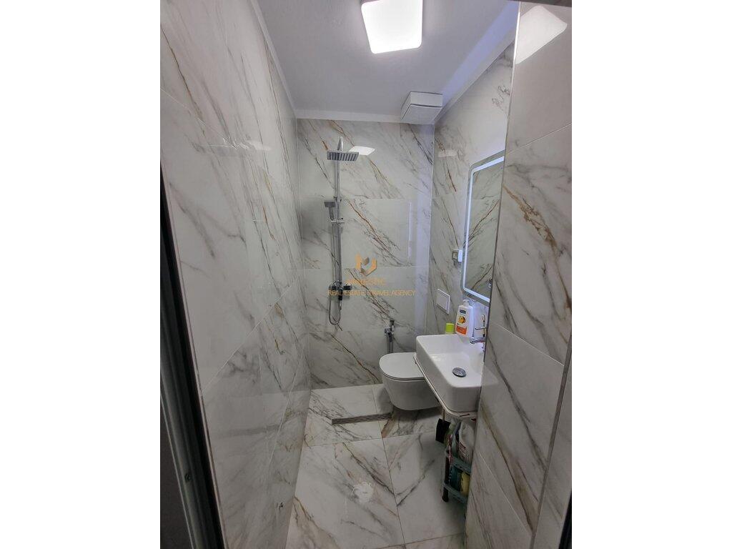 Vendesi unità convertita in appartamento di tipo duplex (2+1) in via Eduard Mano (alla fine della strada).