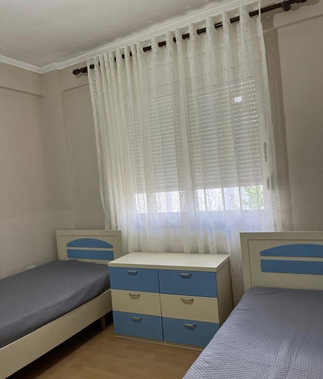 Jepet apartament 2+1+2 me qera tek Liqeni thate 