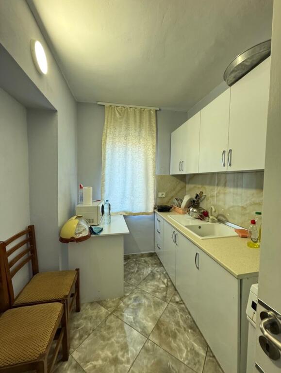 At the United School Crossroads, Imer Ndregjoni Street near Credins Bank, a 1+1 apartment is for sale for €115,000.
