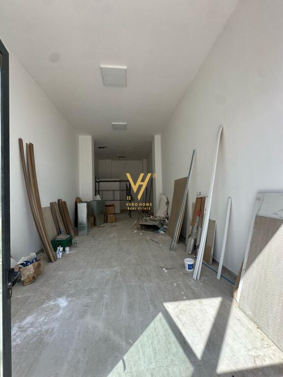 STORE FOR SALE 62 M2 IN THE PARIS COMMUNE 186,000 EURO