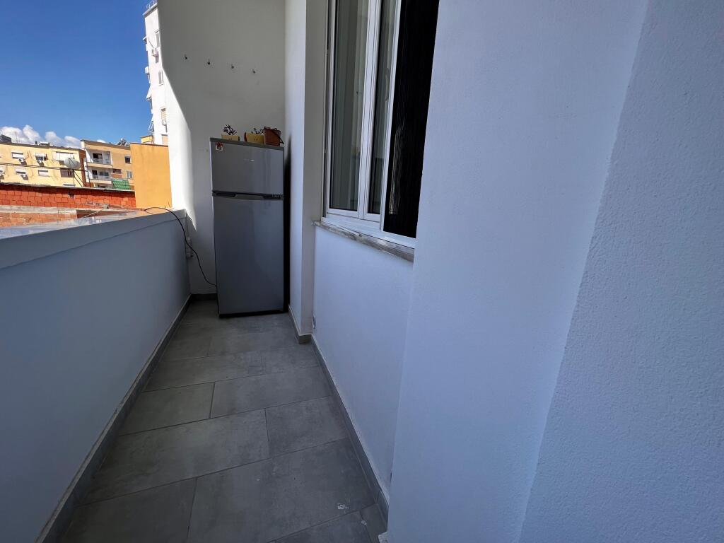 Jepet me qira, Apartament 2+1+ballkon, pranë ” Pazarit të Ri ”-Tiranë.