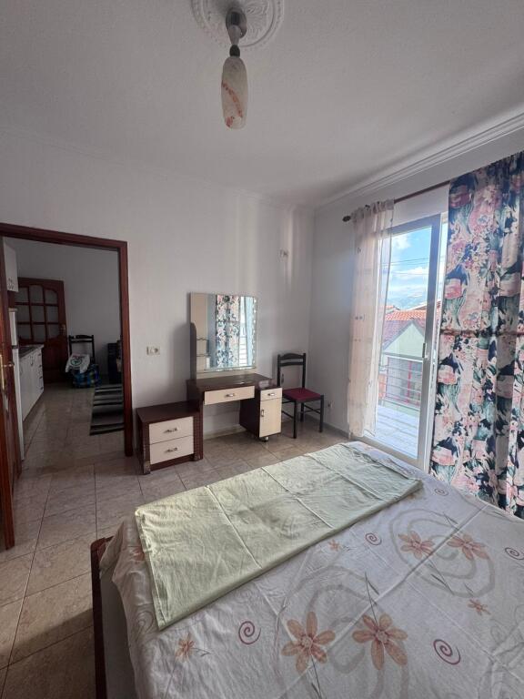Affittasi appartamento 1+1, via 5 Maggio vicino a Big Market 350 mila lekë.