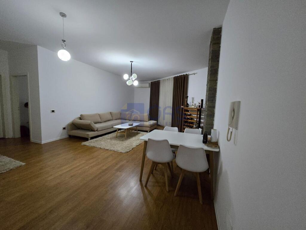 Jepet shtëpi me qera 1+1 tek Liqeni i Thate.