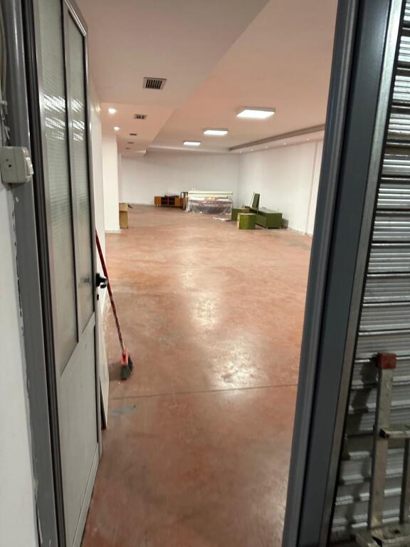 Jepet magazine 450 m2 me qera tek rr Jordan Misja