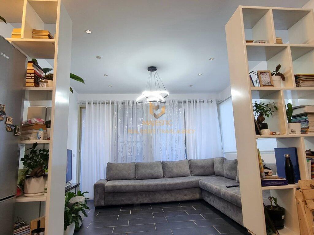 Vendesi unità convertita in appartamento di tipo duplex (2+1) in via Eduard Mano (alla fine della strada).