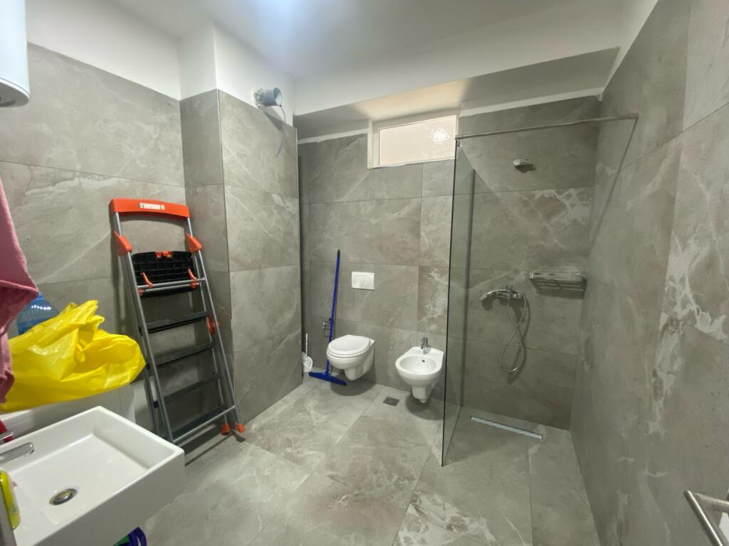 Tirana, for rent, 2+1 apartment with annex and balcony, 3rd floor, 113 m², 650 € (Bulevardi i Ri)