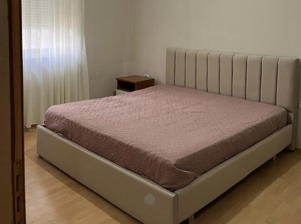 Jepet apartament 2+1+2 me qera tek Liqeni thate 