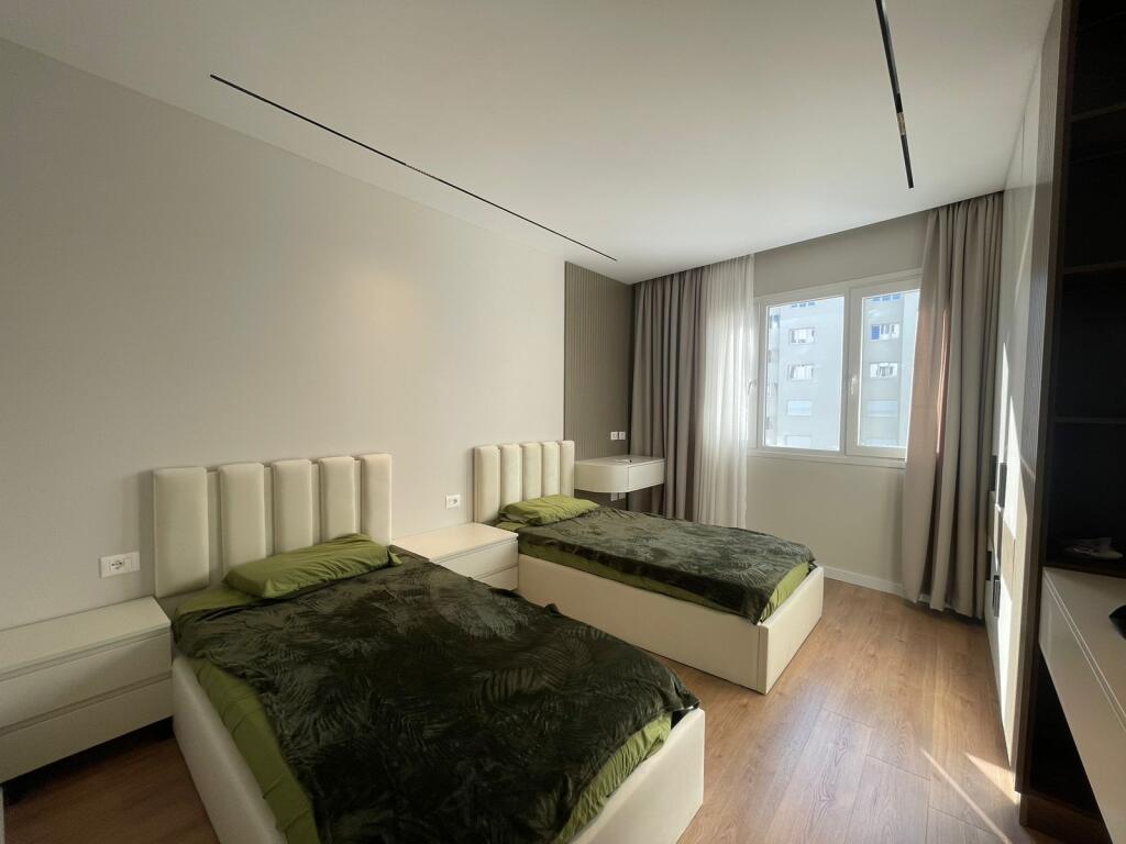 Jepet me qira 2+1+2 poste parkimi RIVERSIDE ASTIR 900€