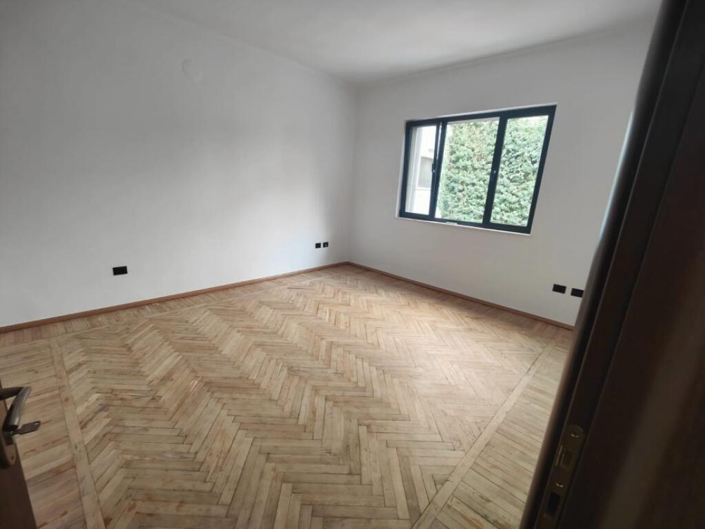 Apartament 3+1 per Zyre ne Bllok 800 € 