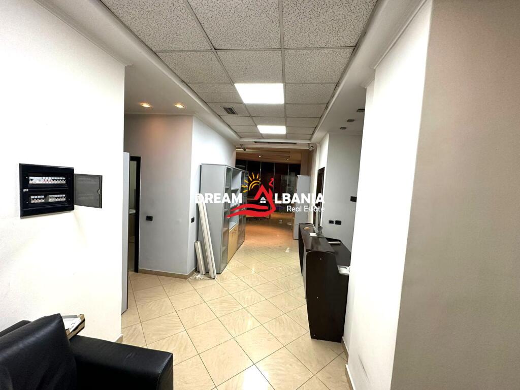 Zyre me qera open space ne zonen e Zogut Zi buze rruges ne Tirane (ID 4261965)