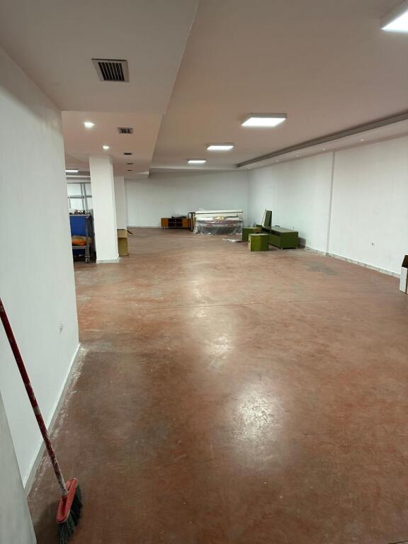 Jepet magazine 450 m2 me qera tek rr Jordan Misja