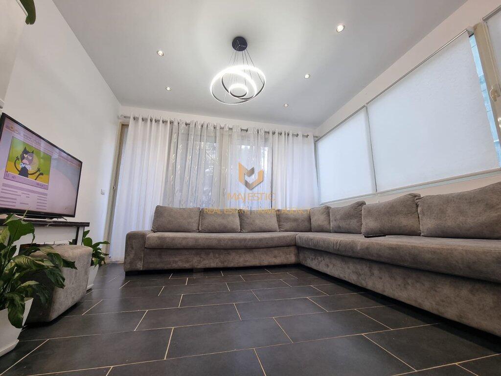 Vendesi unità convertita in appartamento di tipo duplex (2+1) in via Eduard Mano (alla fine della strada).