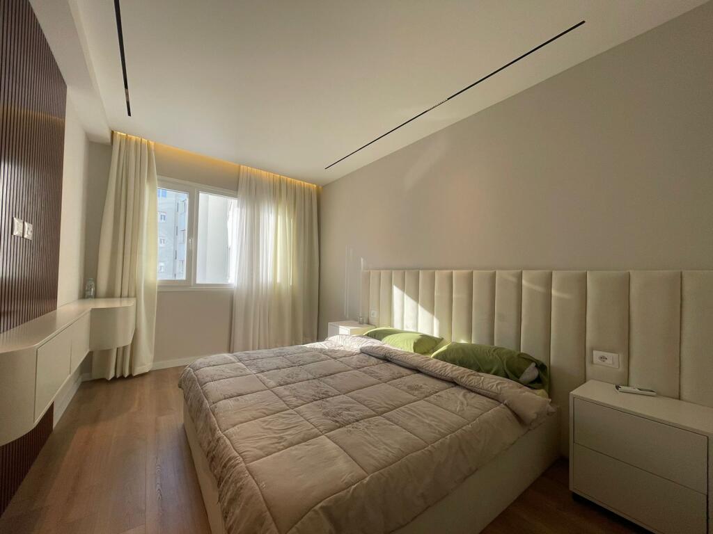 Jepet me qira 2+1+2 poste parkimi RIVERSIDE ASTIR 900€