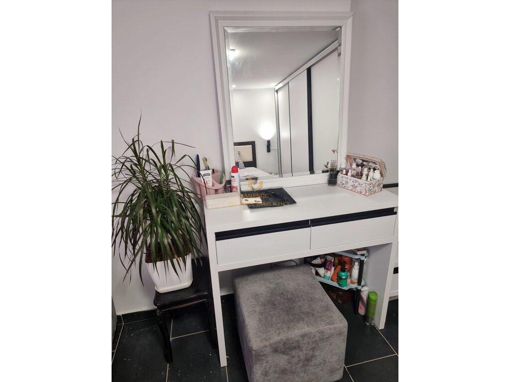 Vendesi unità convertita in appartamento di tipo duplex (2+1) in via Eduard Mano (alla fine della strada).