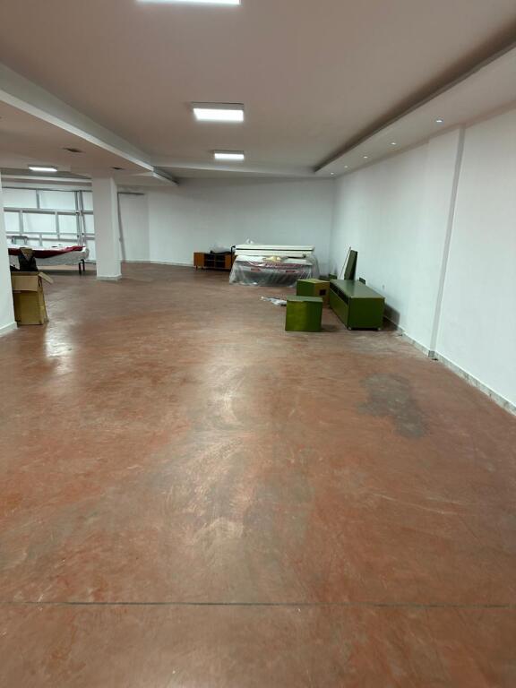 Jepet magazine 450 m2 me qera tek rr Jordan Misja
