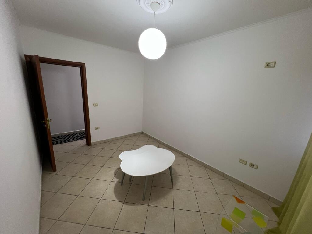 Affittasi appartamento 2+1, Comune di Parigi (via Bilal Golemi) 600 euro