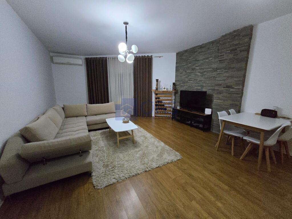 Jepet shtëpi me qera 1+1 tek Liqeni i Thate.