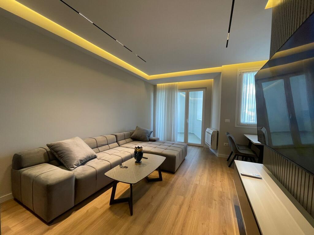Jepet me qira 2+1+2 poste parkimi RIVERSIDE ASTIR 900€