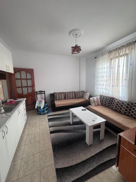 Affittasi appartamento 1+1, via 5 Maggio vicino a Big Market 350 mila lekë.