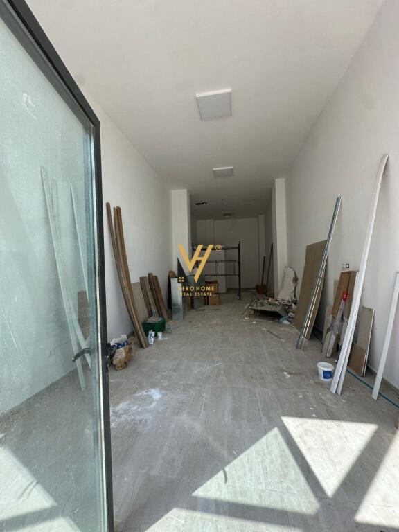 STORE FOR SALE 62 M2 IN THE PARIS COMMUNE 186,000 EURO
