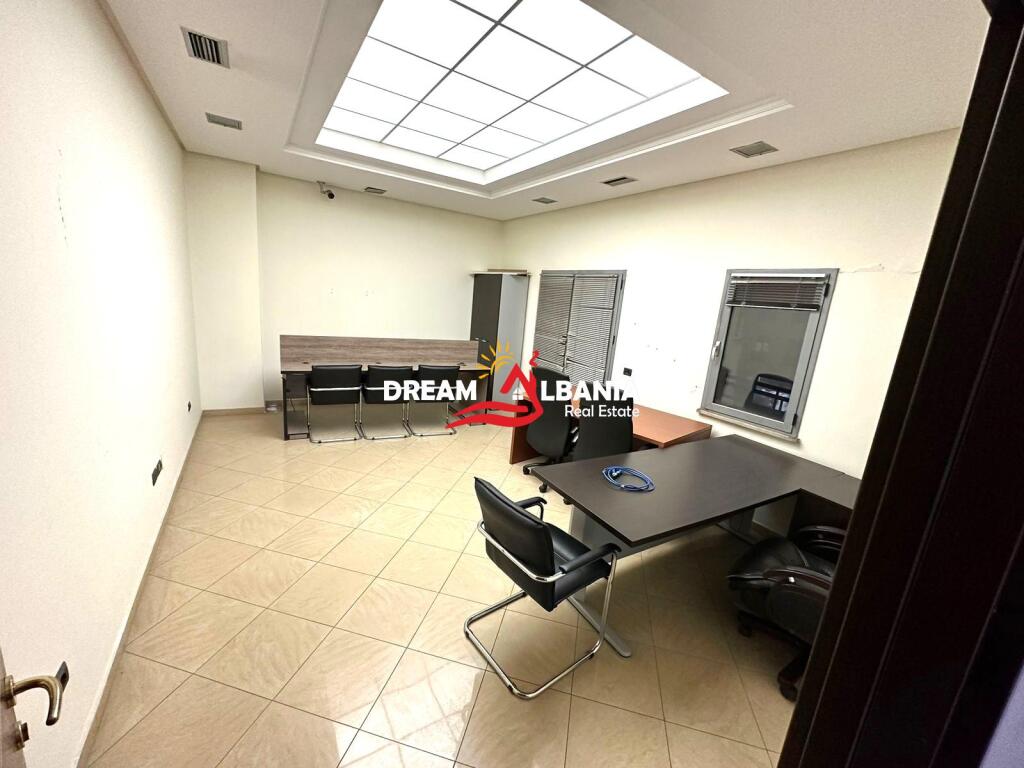 Zyre me qera open space ne zonen e Zogut Zi buze rruges ne Tirane (ID 4261965)