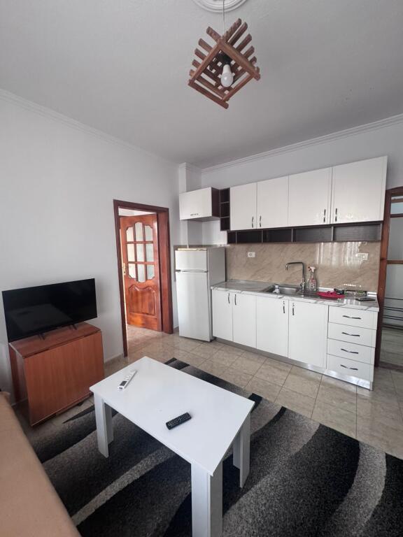 Affittasi appartamento 1+1, via 5 Maggio vicino a Big Market 350 mila lekë.