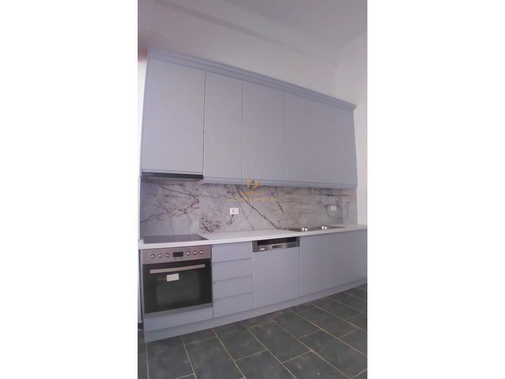 Vendesi unità convertita in appartamento di tipo duplex (2+1) in via Eduard Mano (alla fine della strada).