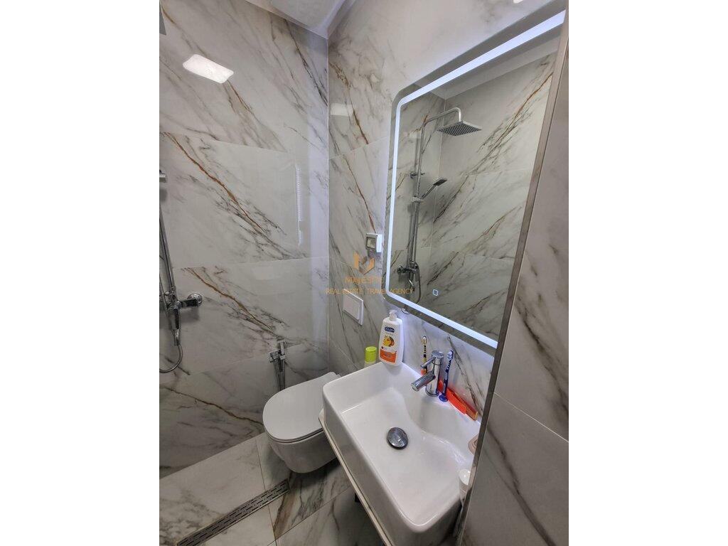 Vendesi unità convertita in appartamento di tipo duplex (2+1) in via Eduard Mano (alla fine della strada).