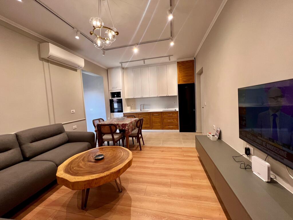 Jepet me qira, Apartament 2+1+ballkon, pranë ” Pazarit të Ri ”-Tiranë.