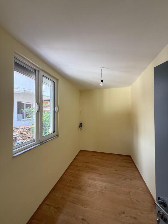 A private house with a yard is for rent in Don Bosko 15 Pakime, for offices.