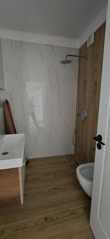 🏢In Mozaiku of Tirana, Sander Prosi Street, a 1+1 apartment is for sale for 125,000 euros.