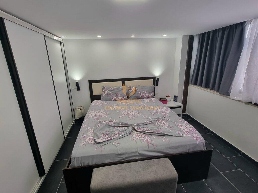 Vendesi unità convertita in appartamento di tipo duplex (2+1) in via Eduard Mano (alla fine della strada).