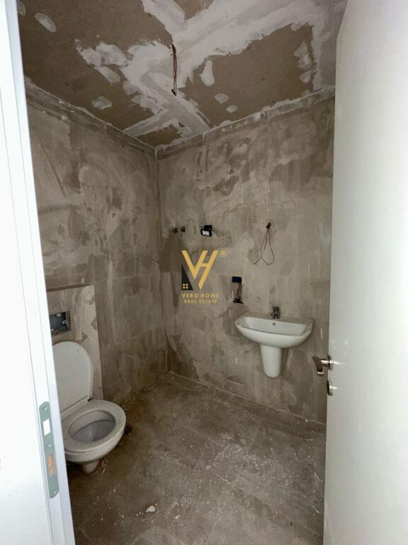 STORE FOR SALE 62 M2 IN THE PARIS COMMUNE 186,000 EURO
