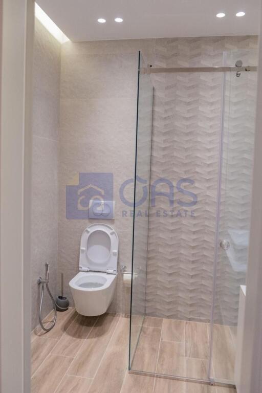 A 2+1 apartment is available at Kodra e Diellit. 900 euros.