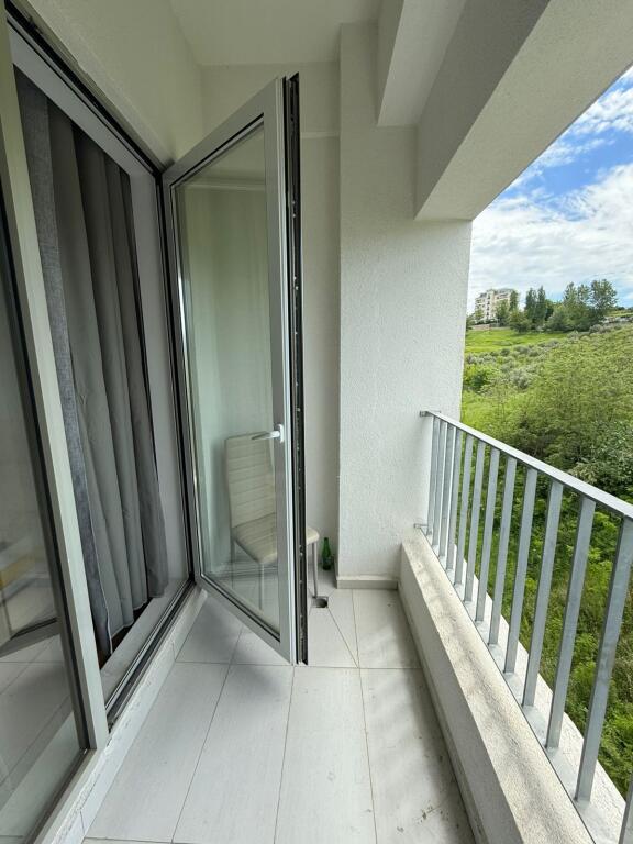APARTAMENT ME QERA 2 +1 - PRANE KOMPLEKSIT KAIMI , ALI DEM