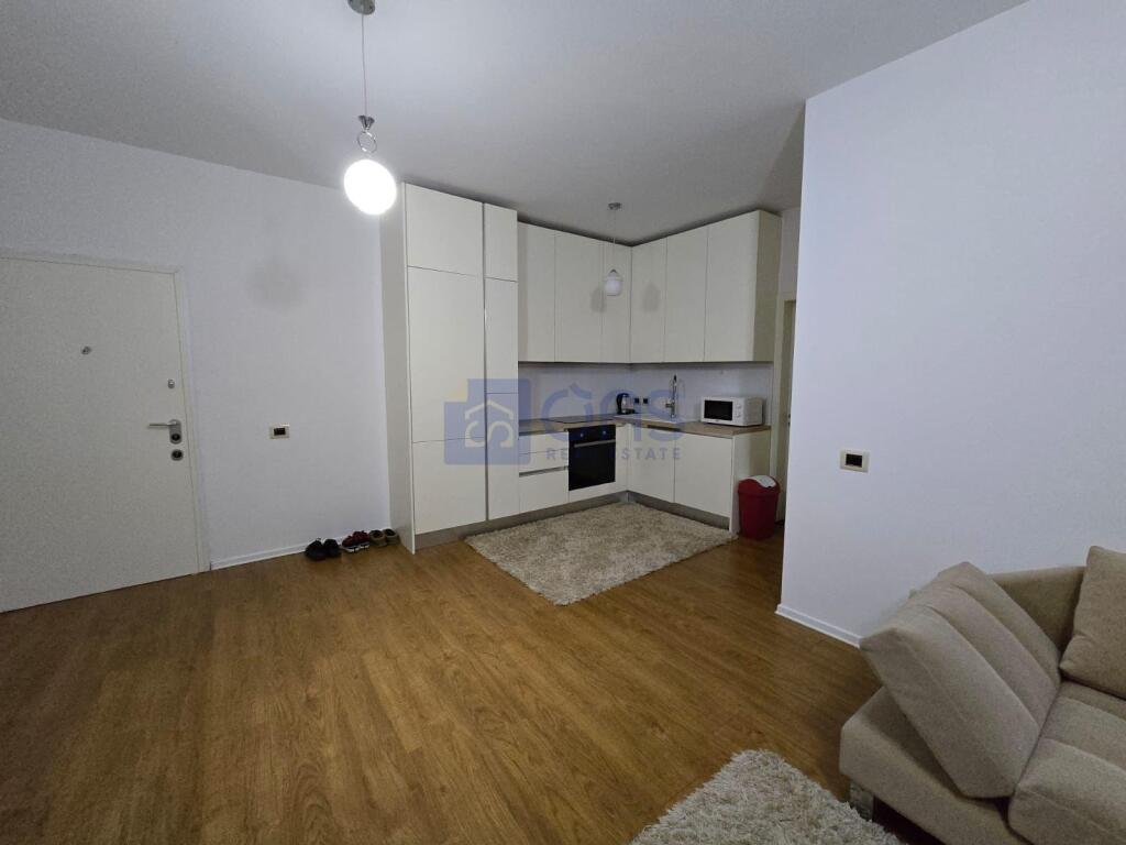 Jepet shtëpi me qera 1+1 tek Liqeni i Thate.