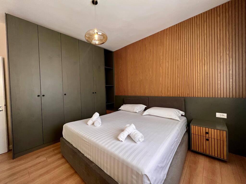 Jepet me qira, Apartament 2+1+ballkon, pranë ” Pazarit të Ri ”-Tiranë.