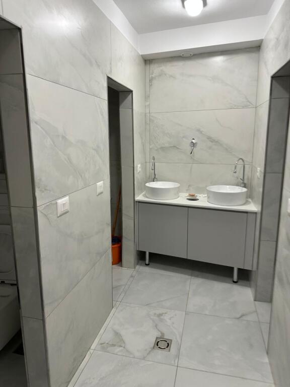 Jepet magazine 450 m2 me qera tek rr Jordan Misja